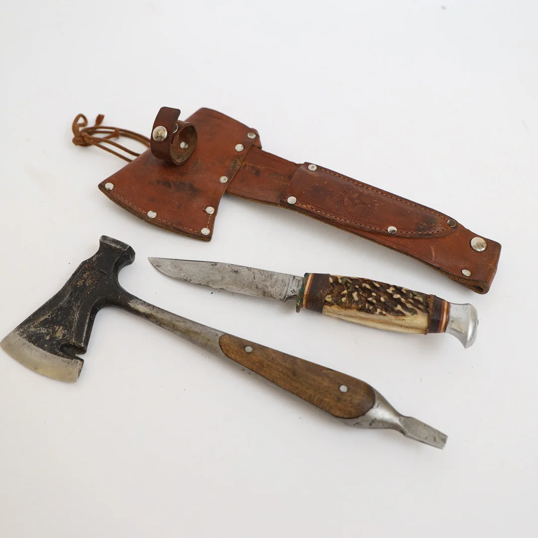 RICHARD HERDER. Solingen, kniv med slida och yxa, handtag av horn och trä. Slida av läder. — Edged weapons — Falun Auktionsbyrå