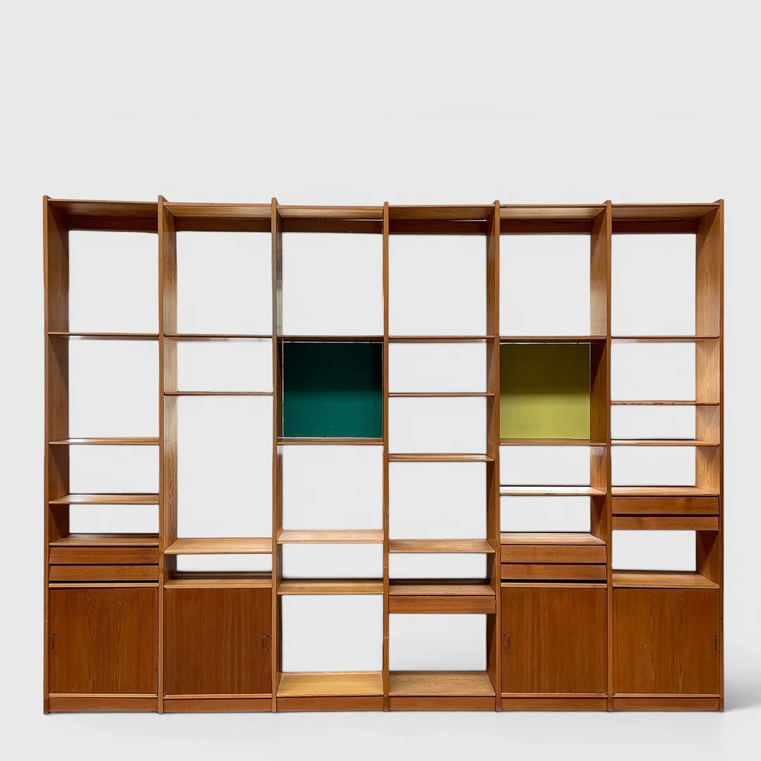 HARBO SØLVSTEN. Reolvæg af fyrretræ med hylder, skabe og skuffer, Danmark, ca. 1950'erne. — Cupboards, Cabinets & Shelves — Palsgaard Kunstauktioner