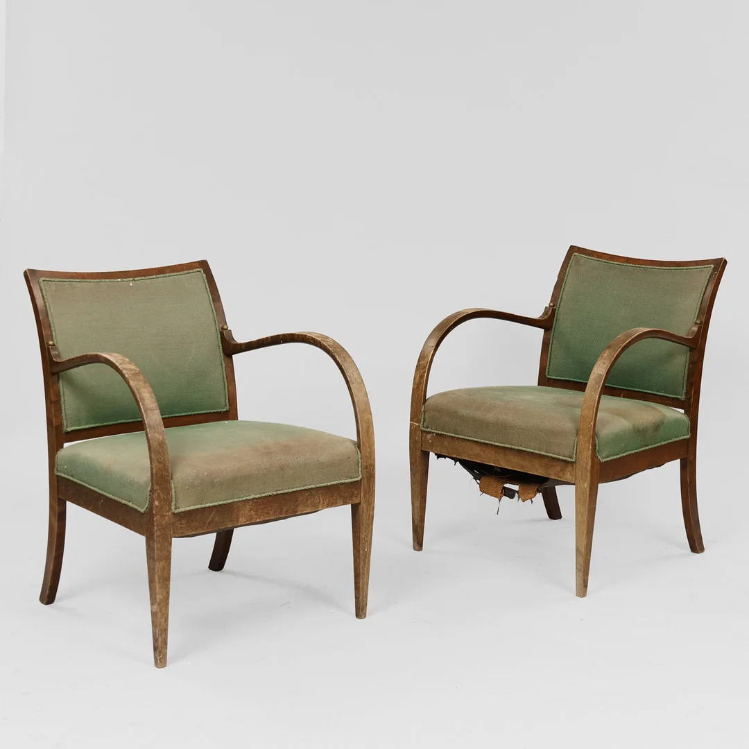DANSK MØBELSNEDKER. Et par lænestole af bejdset birk med svungne armlæn og detaljer af messing, Danmark, 1900-tallets første halvdel, (2). — Armchairs & Chairs — Palsgaard Kunstauktioner