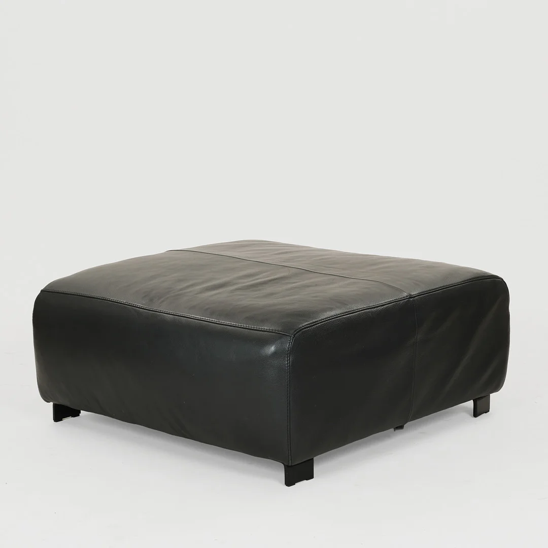 Stor puf betrukket med kraftigt sort / antracitgråt læder h.42 x 95 x 106 cm. — Armchairs & Chairs — Palsgaard Kunstauktioner