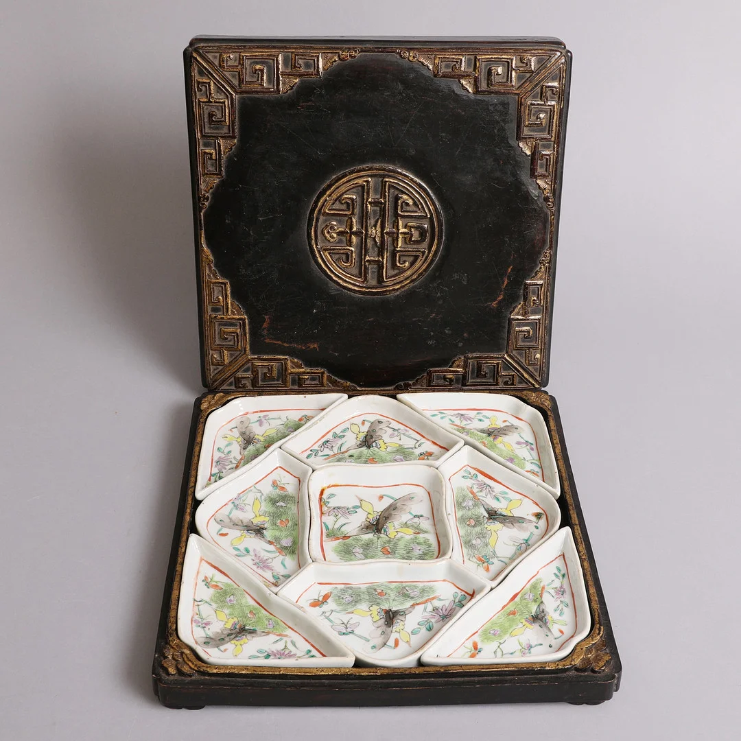 Kinesisk cabaretfad af porcelæn i æske af udskåret og forgyldt hardwood, Qing, 1800-tallet. — Ceramics & Porcelain — Bidstrup Auktioner