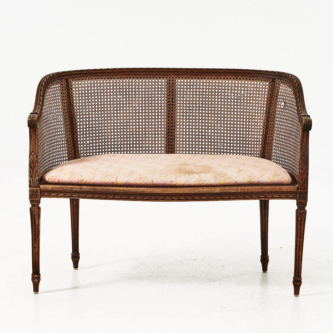SOFFA, gustaviansk stil, rotting, skuren dekor. — Sofas & Seatings — Stockholms Auktionsverk Magasin 5