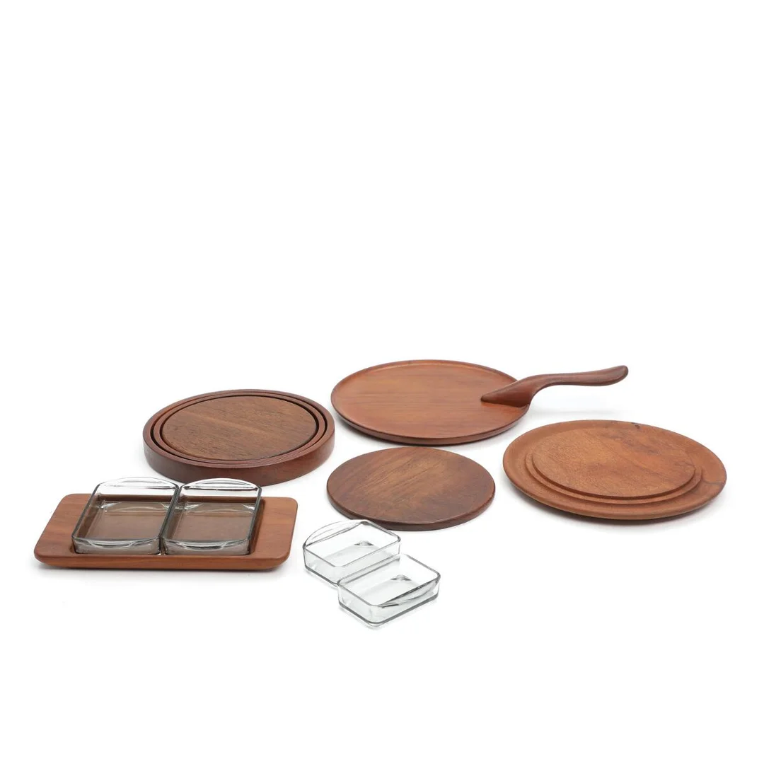 Kay Bojesen: Teak serving comprising a tray with handle, dish, board, tray and three-part board/bowl set. Partially stamped. Diam. 19.5–27.5 cm. (7) — Modern Decorative Art — Bruun Rasmussen