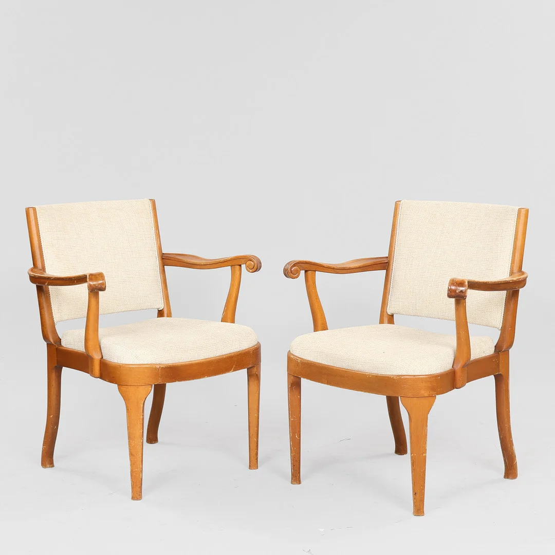 THORVALD JØRGENSEN (1867-1946). Et par armstole med stel af bejdset lakeret bøg, fremstillet hos Fritz Hansen, Danmark , 1915-20'erne (2). — Armchairs & Chairs — Palsgaard Kunstauktioner