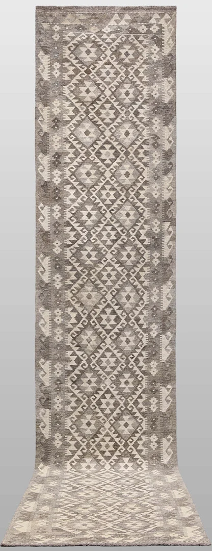 MATTA, Kelim, gallerimodell, cirka 392 x 82 cm. — Oriental Carpets & Textiles — RA Auktionsverket Norrköping