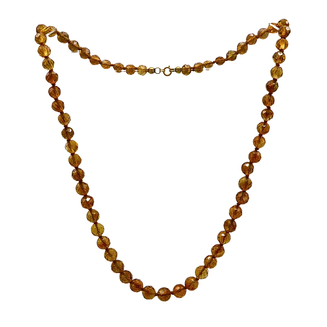 HALSKETTE AUS GLASPERLEN MIT KARABINERVERSCHLUSS. — Necklace — Auktionshaus Stuber's Hammerschlag