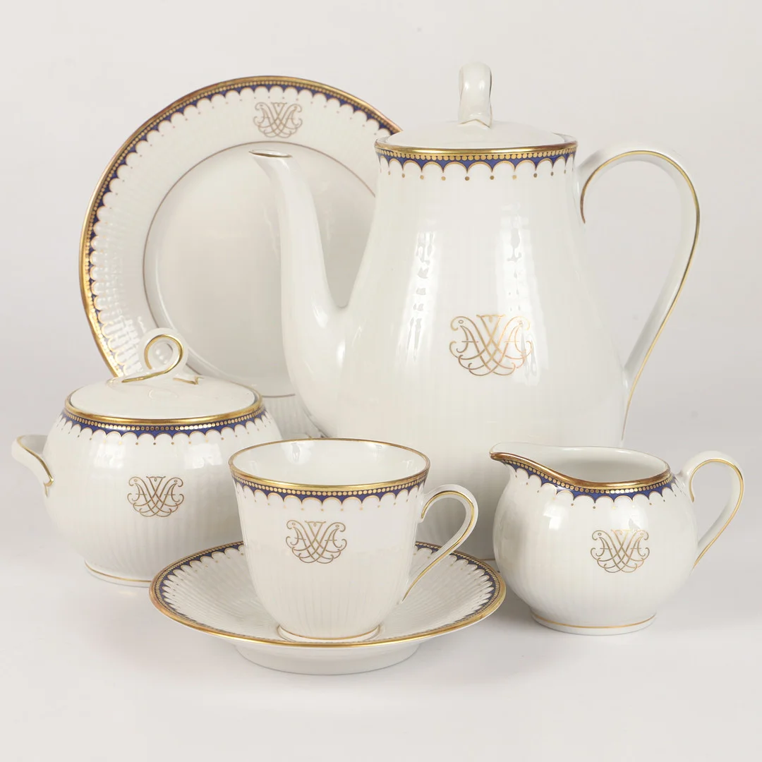 LOUISE ADELBORG. KAFFESERVIS, 39 delar, "Svenska Monogramservisen", porslin, Rörstrand. — Tableware — Helsingborgs Auktionskammare