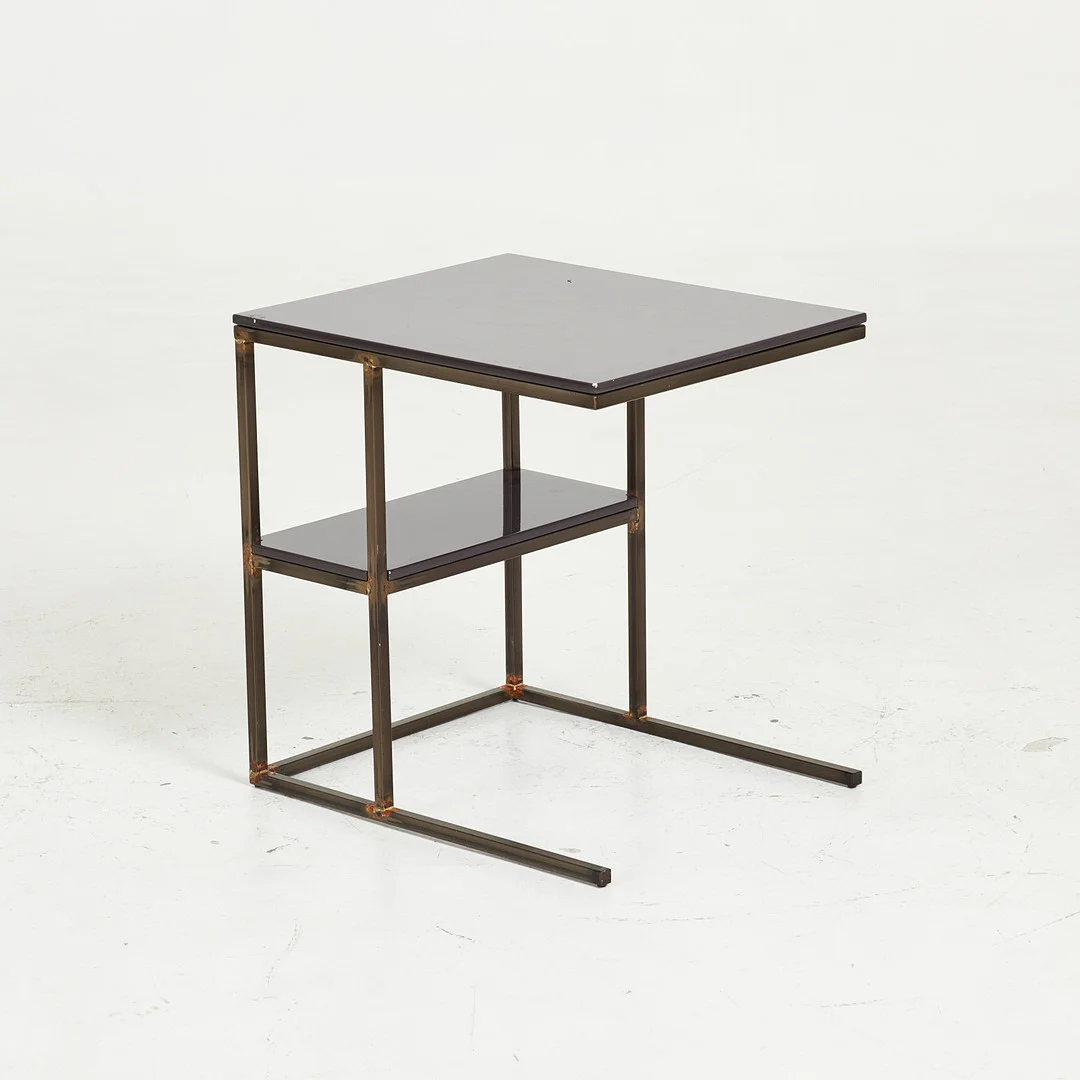 SIDOBORD, stål, lackerad skiva, samtida. — Tables — Stockholms Auktionsverk Sickla
