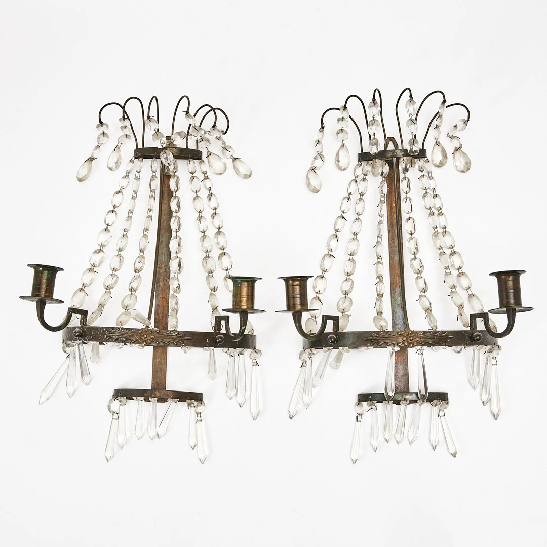 VÄGGLYSTRAR, ett par, stomme i mässing, 1900-tal, sengustaviansk stil, behängda med olikslipade prismor, för två ljus. — Wall Lights — Stockholms Auktionsverk Magasin 5