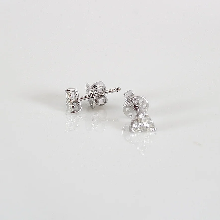 DIAMANTÖRHÄNGEN, ett par, 0,47ct, vitguld 18K. — Earrings — Halmstads Auktionskammare