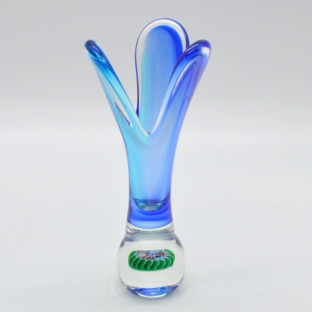 MURANO GLAS VASE, MEHRFACHES STUDIOGLAS, SOMMERSO UND MILLEFIORI, ITALIEN, UM 1970. — Art glass — Kunst- und Auktionshaus Kleinhenz