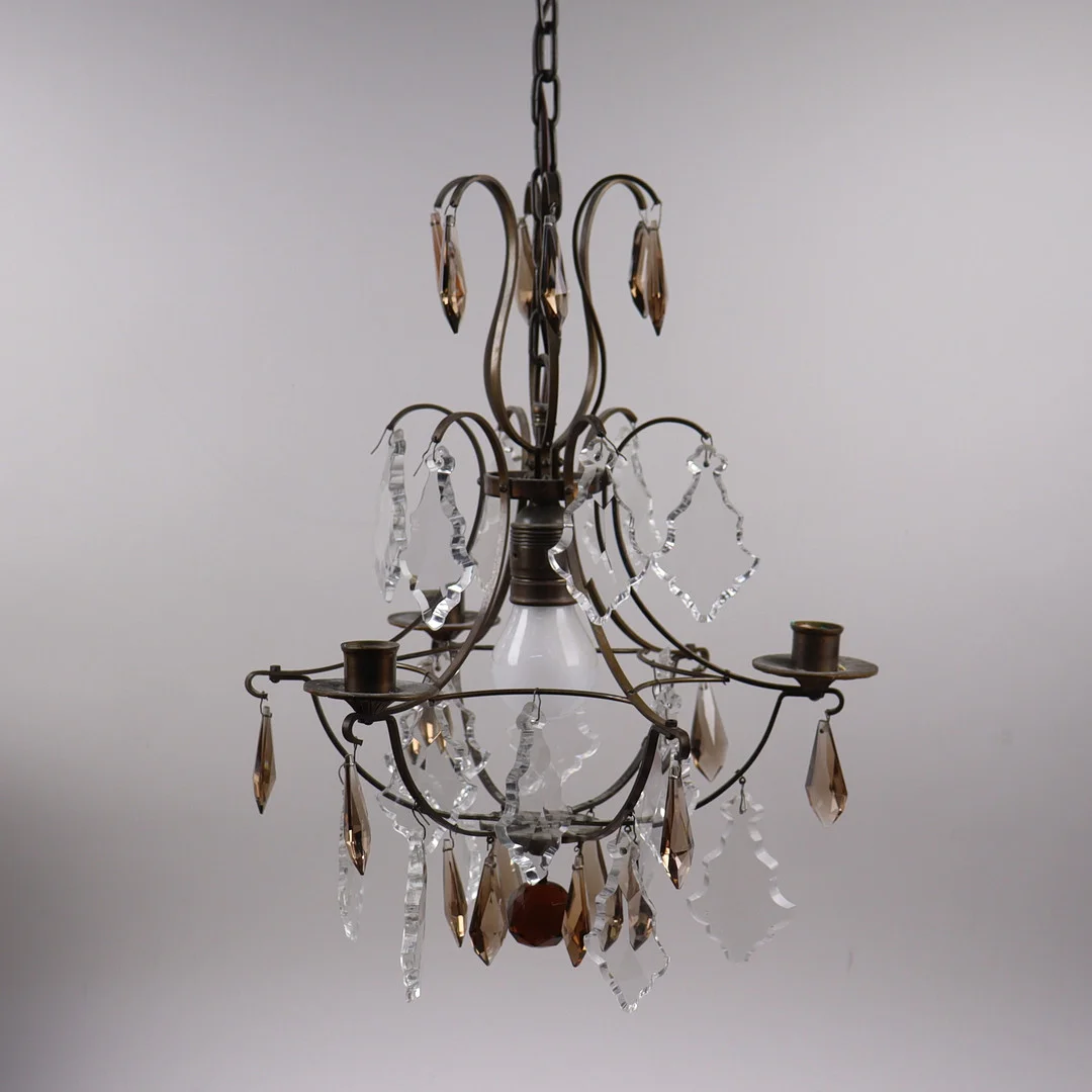 TAKKRONA, mässing och prismor, 4 ljuskällor. — Chandeliers — Markus Auktioner