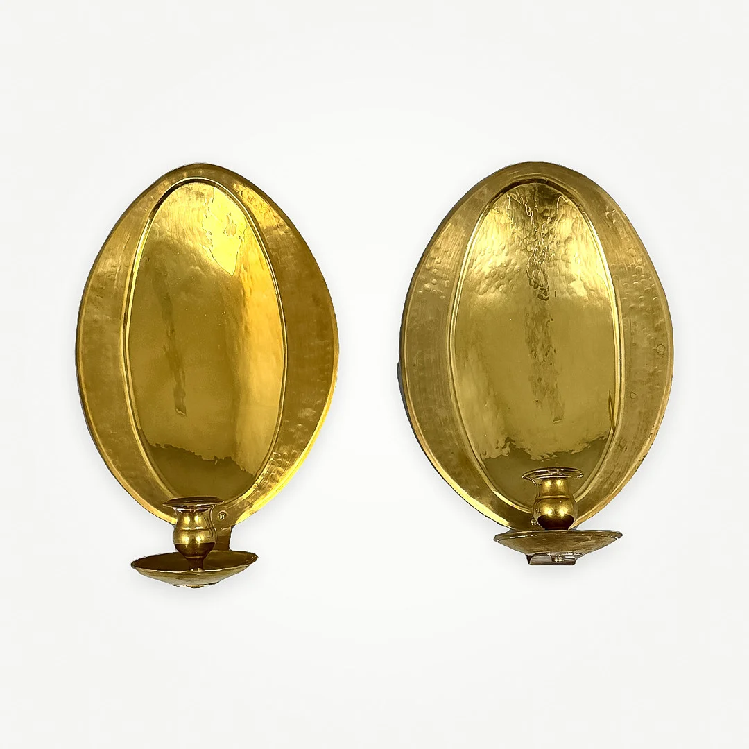 KARL POUL SCOTT. LJUSPLÅTAR, ett par, hamrad mässing, konvex reflektor, modell 1607, Skultuna. — Wall Lights — Auktionshuset STO Bohuslän