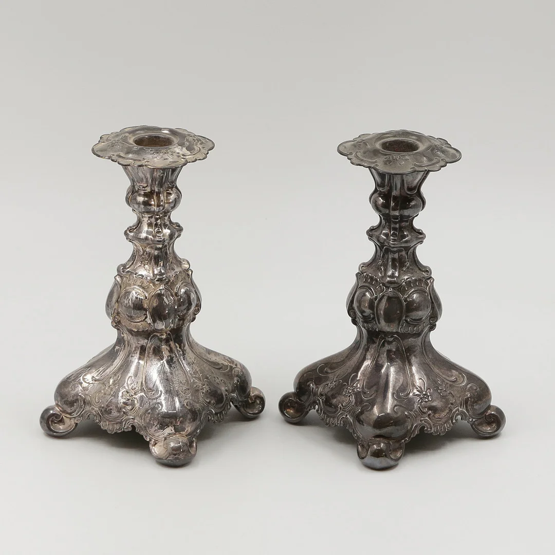 PARET LJUSSTAKAR, BAROCKSTIL, 1900-TAL, NYSILVER. — Candlesticks — Auktionskammaren Sydost Kalmar