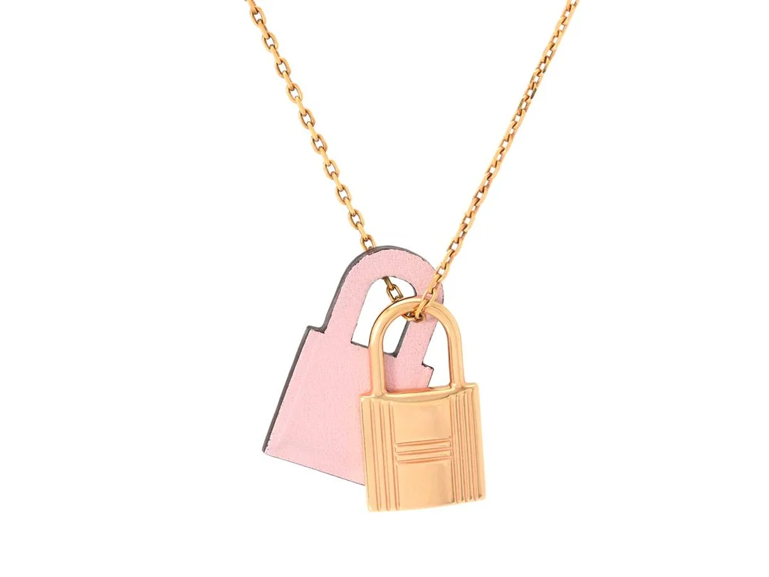 HERMÈS, HÄNGE MED KEDJA, O Kelly pendant, Small Model, guldpläterade beslag, rosa Swift kalvskinn, längd 45-50 cm, 1,5x2,5 cm, vikt 6,3 g, märkt Z, år 2021, Made in France, ej originalask. Good Condition. — Smycken/Hänge med kedja — Kaplans