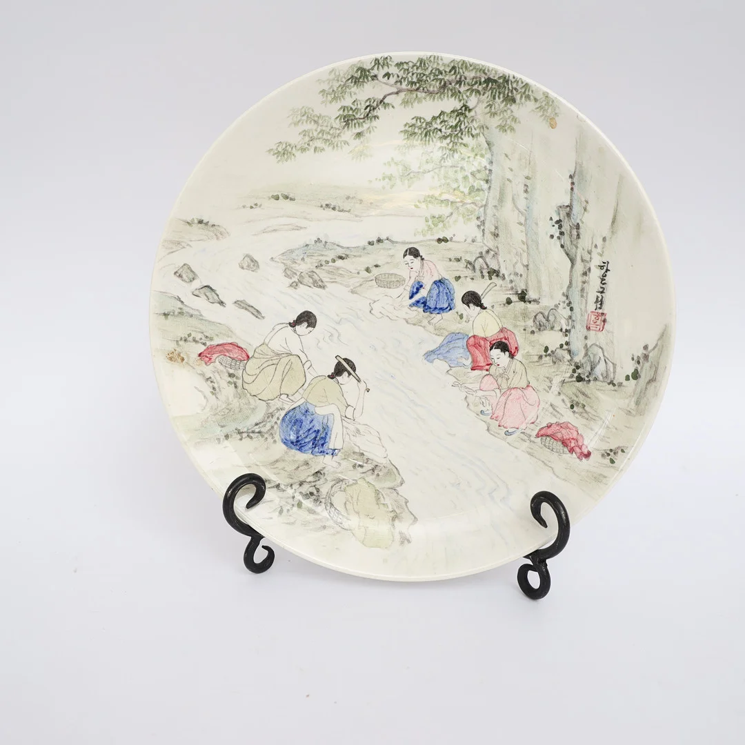 TALLRIK, Korea, med handmålad dekor och skrivtecken. 1900-tal. — Ceramics & Porcelain — Falun Auktionsbyrå