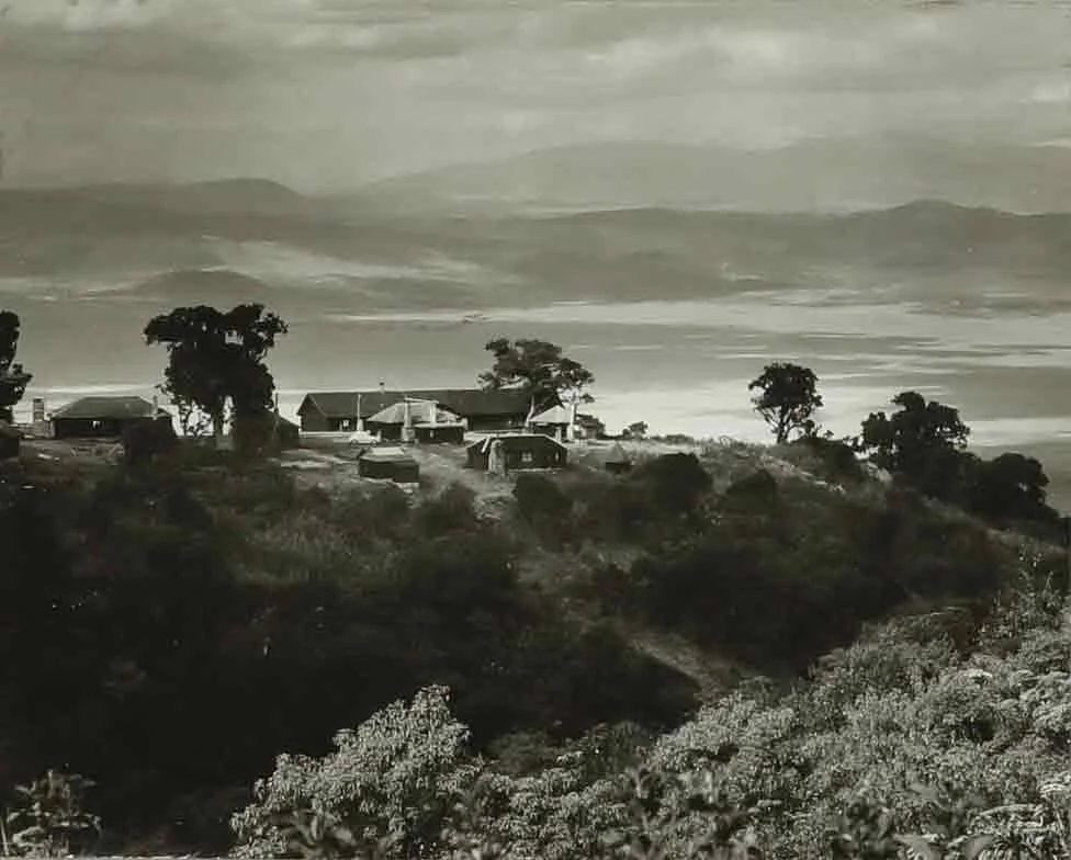 SVEN GILLSÄTER (1921-2001). Fotografi, By, bergslandskap i bakgrunden, 1900-talets mitt. — Photography — Hälsinglands Auktionsverk