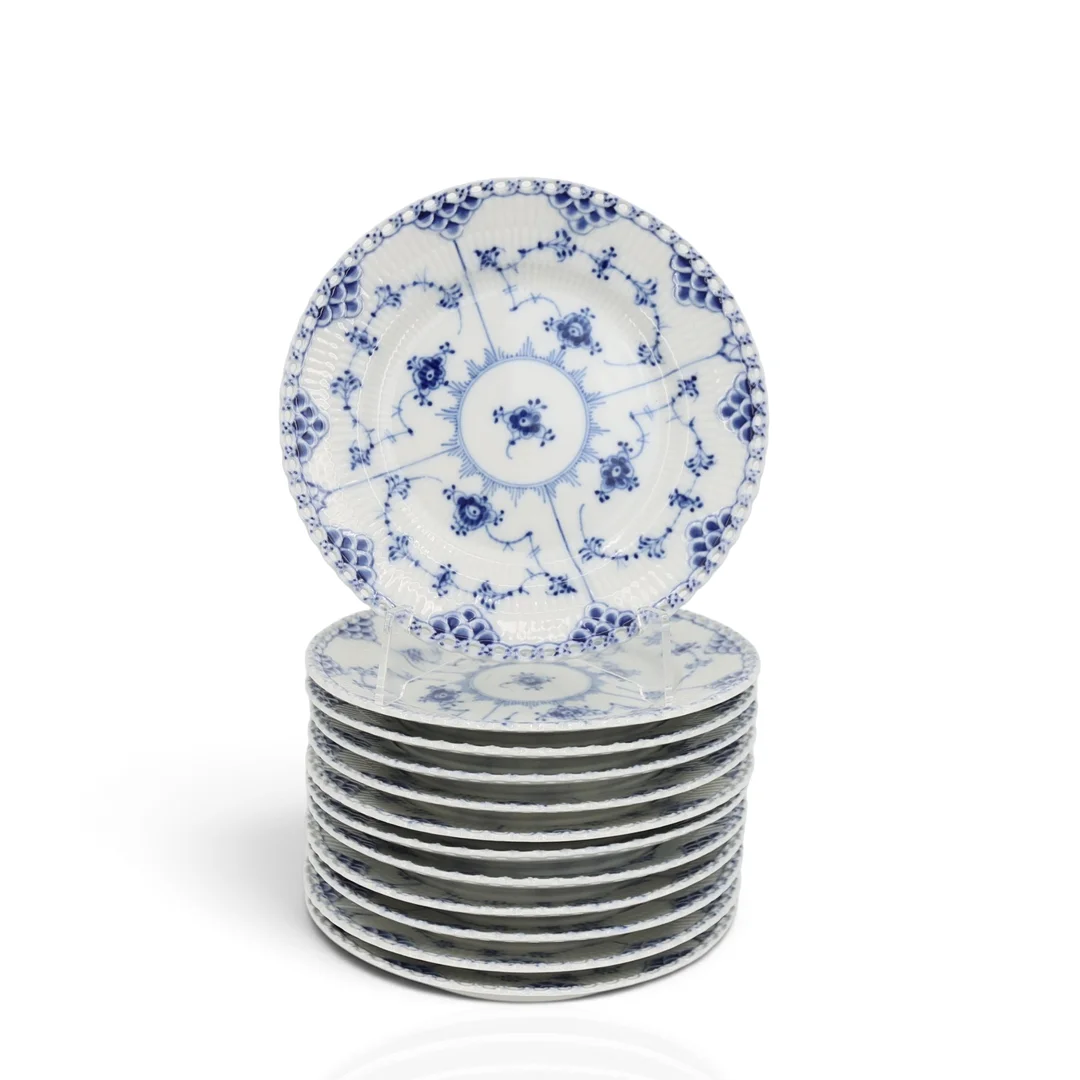 ASSIETTER, 12 delar "Musselmalet", helblond, porslin, nr 1087 och 1088, Royal Copenhagen, Danmark. — European — Höganäs Auktionsverk