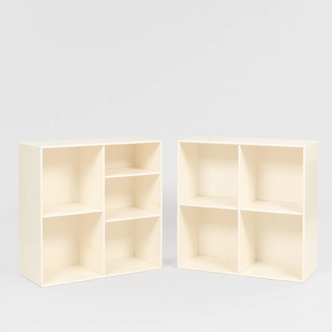 PETER J. LASSEN. Hvidlakeret Montana reoler, Montana, , Danmark, designet i 1982. Danmark (2). — Cupboards, Cabinets & Shelves — Palsgaard Kunstauktioner