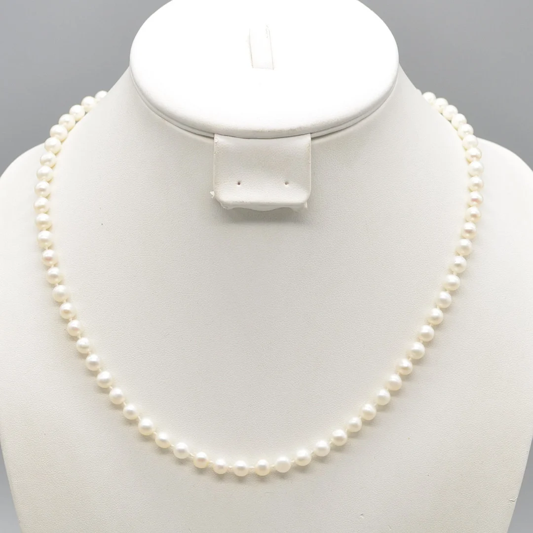 ZUCHTPERLENCOLLIER, WEISSER LÜSTER, EINZELN GEKNÜPFT, VERGOLDETER VERSCHLUSS, UM 1950, CA. 51 CM. — Necklace — Kunst- und Auktionshaus Kleinhenz
