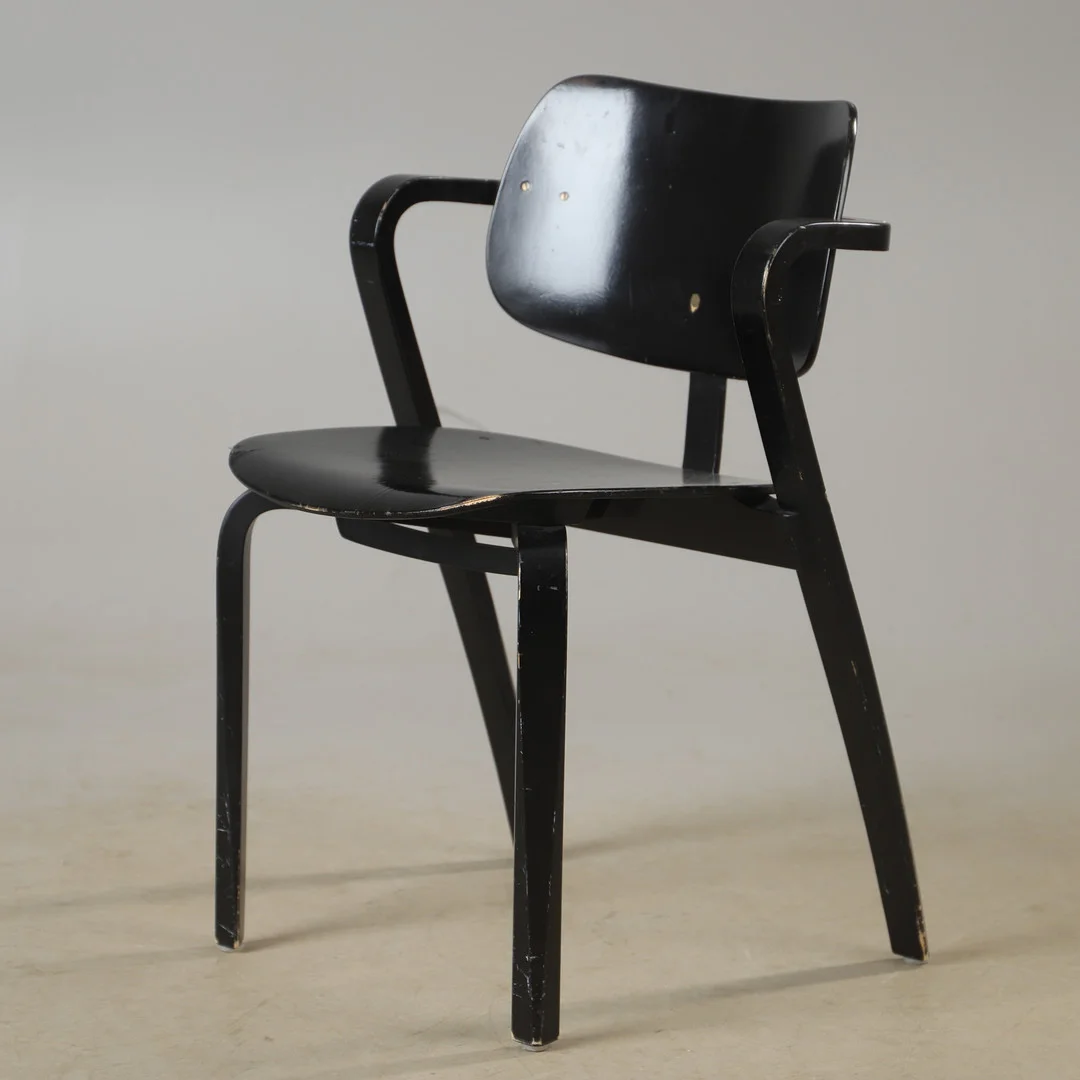 ILMARI TAPIOVAARA. Karmstol, modell "Aslak", svartmålad, Asko, Finland. — Armchairs & Chairs — Helsingborgs Auktionskammare