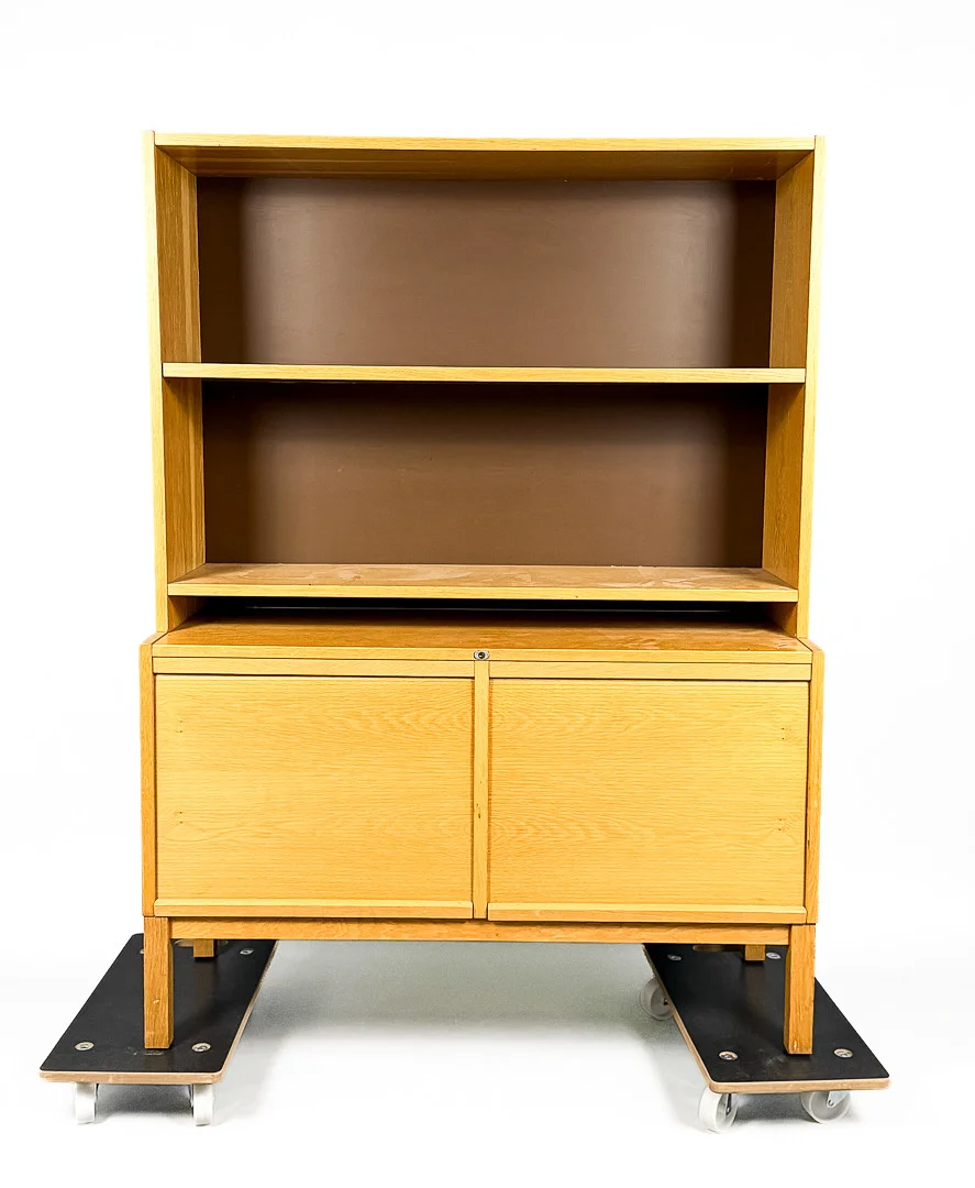 HYLLA med jalusier, 1900-tal. — Cupboards, Cabinets & Shelves — Auktionshuset STO Bohuslän