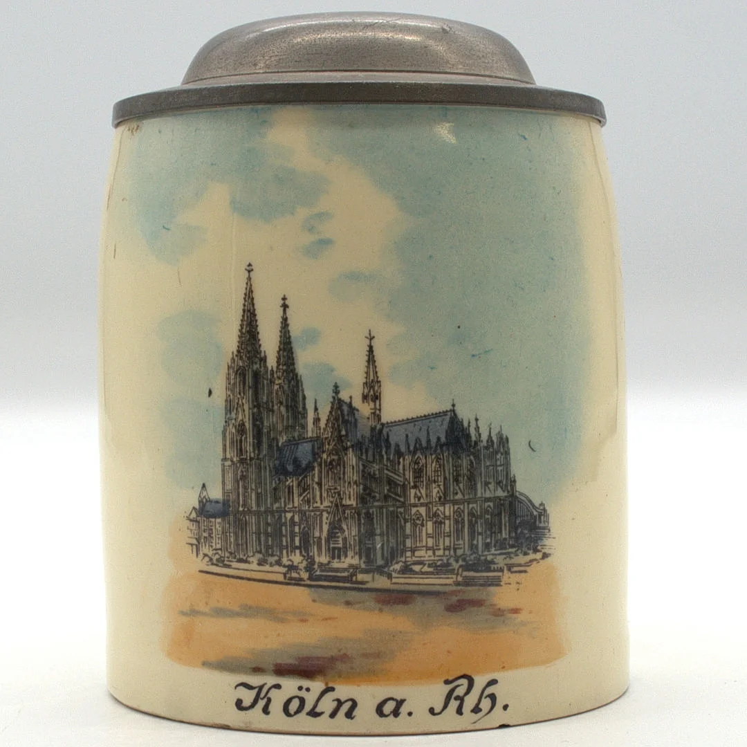 ANTIKER BIERKRUG AUS STEINZEUG UND ZINNDECKELFÜR 1/8 LITER MIT DARSTELLUNG DES KÖLNER DOMS. — European — Kunst- und Auktionshaus Kleinhenz