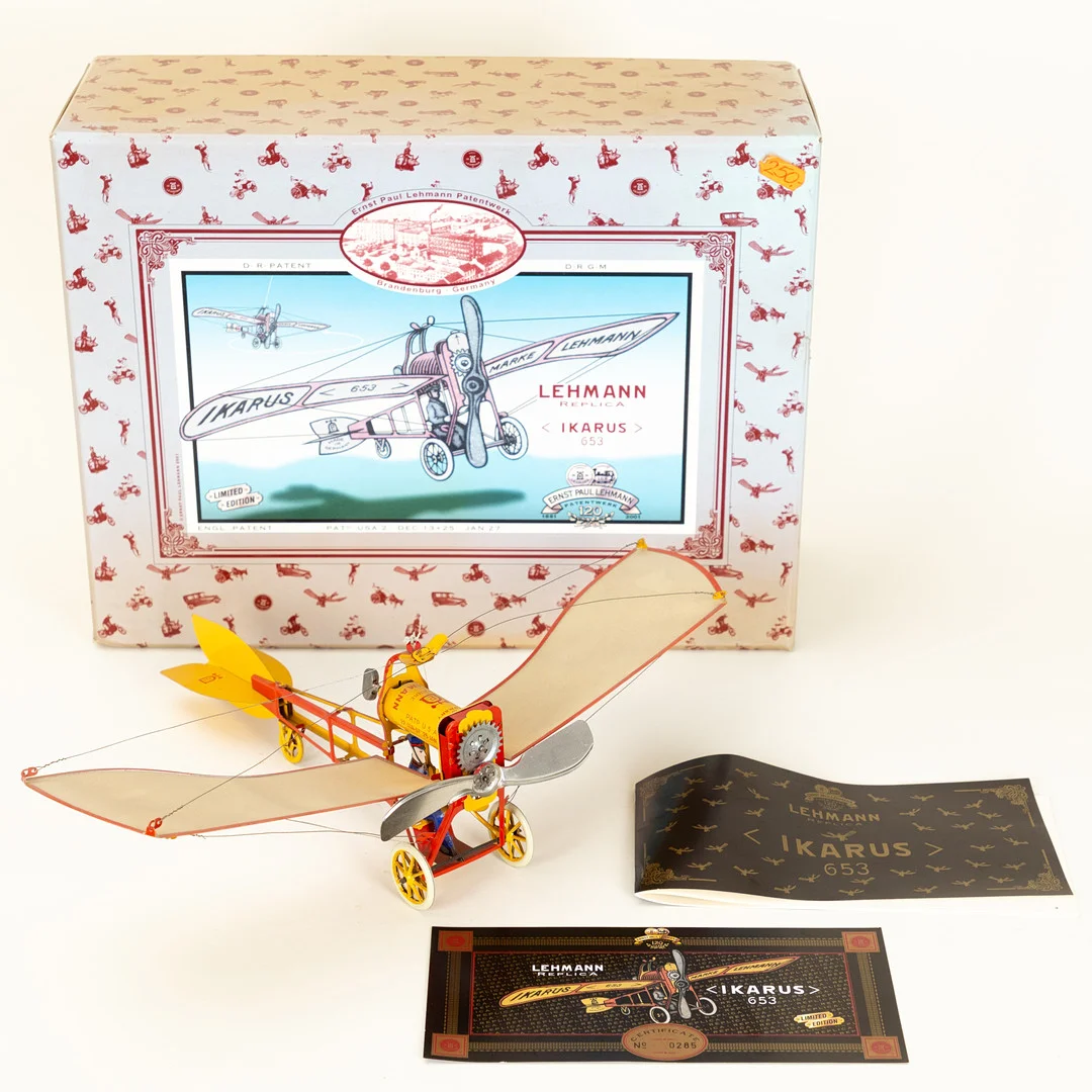Lehmann Replica IKARUS 653 Tin Toy Airplane in Original Verpackung. — Toys — Stockholms Auktionsverk Hamburg
