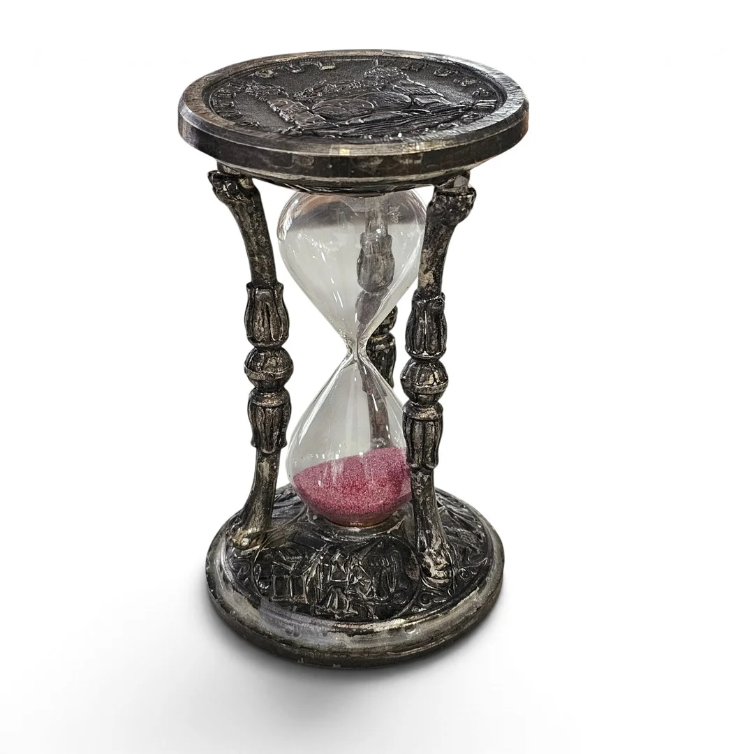 Reloj de arena con soportes a modo de antiguas monedas en metal plateado. — Mantel clocks — Arce Auctions