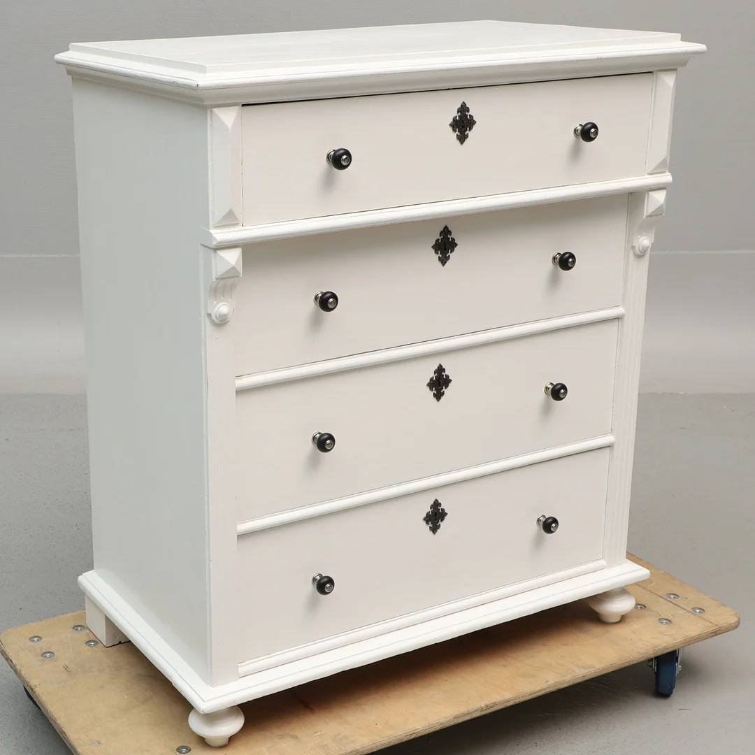 BYRÅ, nyrenässans, vitmålat trä, 1800/1900-tal. — Chests of drawers — Ekenbergs Auktioner