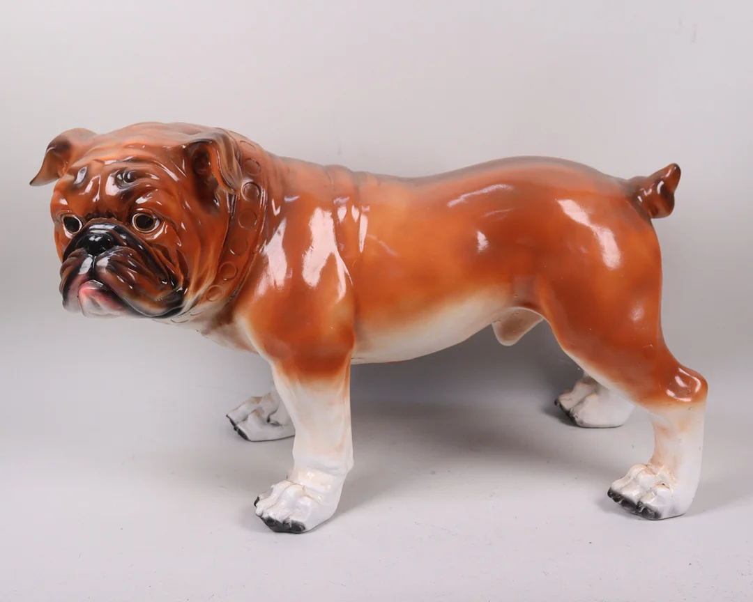 BULLDOG, stor skulptur i bemålat harts/glasfiber. — Miscellaneous — Markus Auktioner