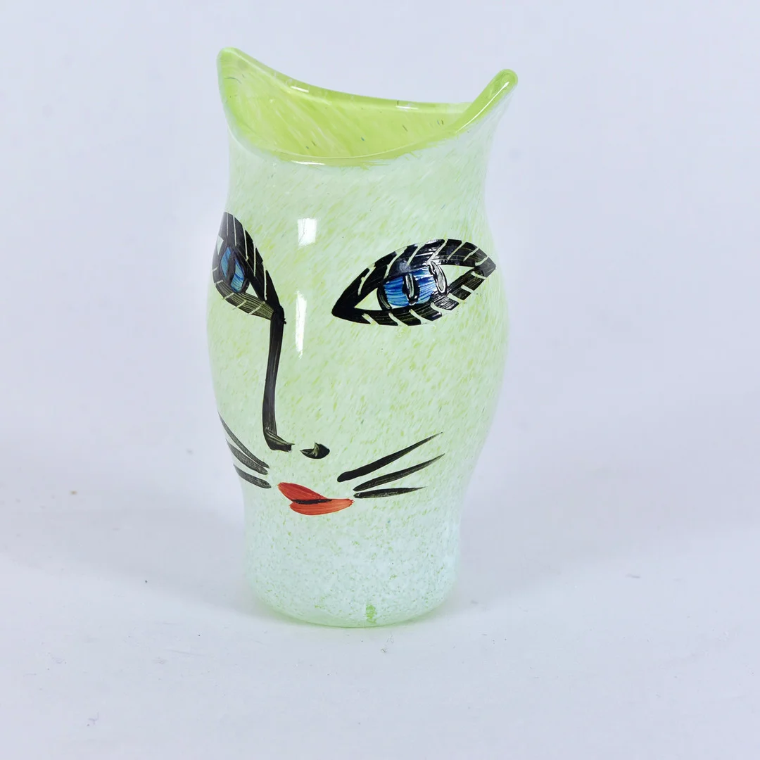 ULRICA HYDMAN-VALLIEN. Miniatyrvas, bemålat glas, "Open mind", Kosta Boda. — Art glass — Halmstads Auktionskammare