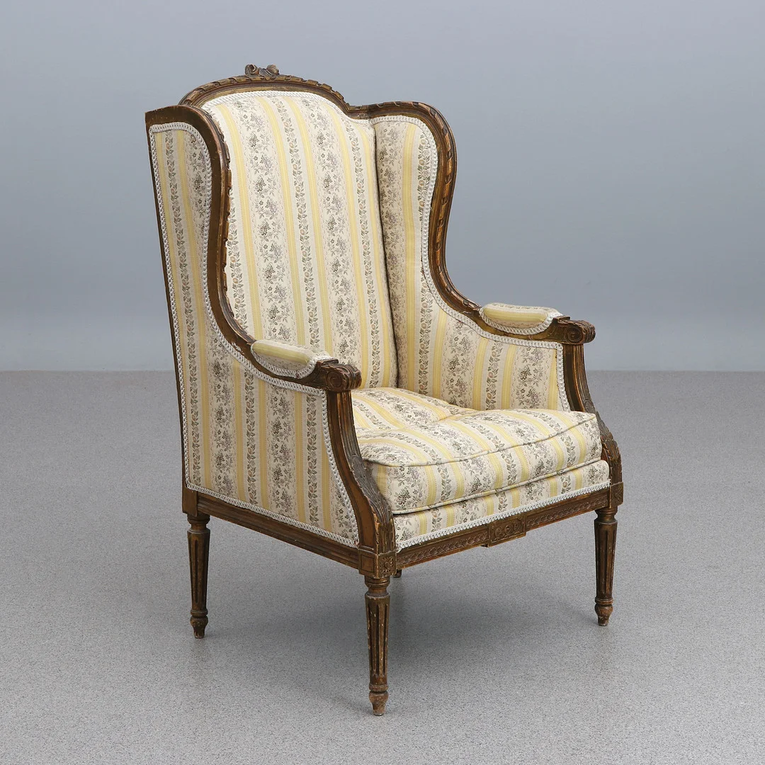 BERGERE. Skuret och bronserat trä. Gustaviansk stil, 1900-talets första hälft. — Armchairs & Chairs — Skånes Auktionsverk