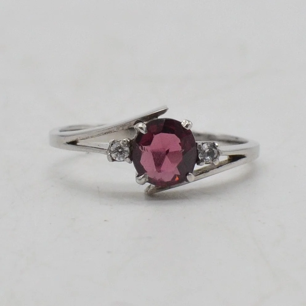 STERLINGRING MIT ALMANDIN, FRISCH RHODINIERT, GRÖSSE-NR. 17 / 57 MM. — Rings — Kunst- und Auktionshaus Kleinhenz