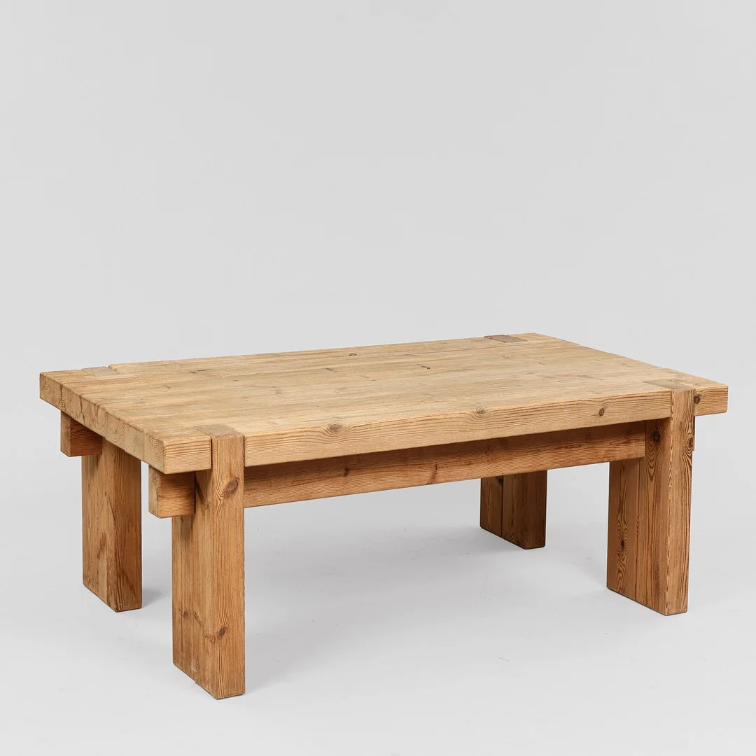 HANS JØRGEN FRYDENDAL. Rektangulært sofabord af massiv fyrretræ, "Christian IV", Danmark, 1970'erne. — Coffee Tables — Palsgaard Kunstauktioner