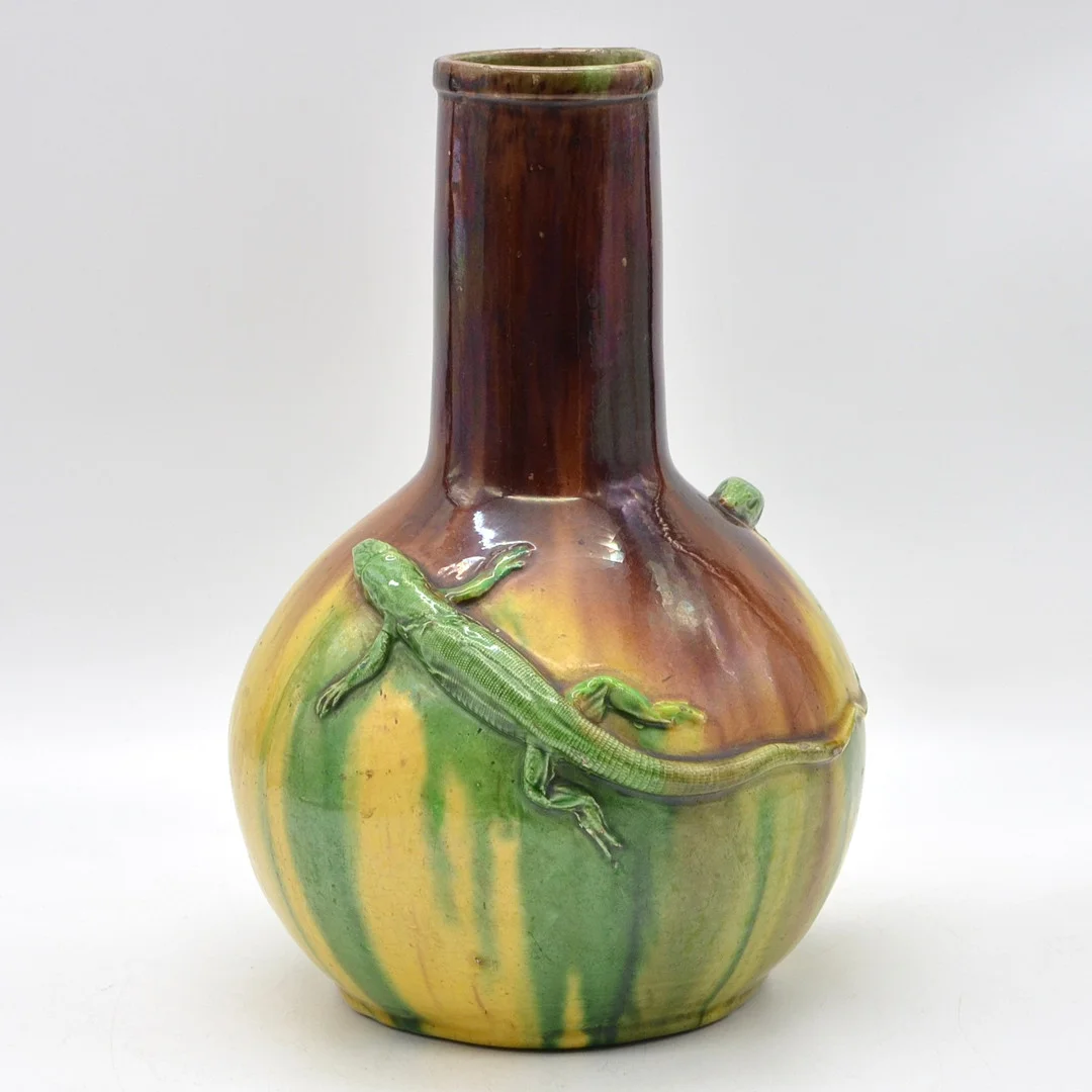 KARL SVENSSON. JUGENDSTIL-DESIGNERVASE, KERAMIK, FARBIG GLASIERT, MIT ECHSEN VERZIERT, SCHWEDEN, 20. JAHRHUNDERT. — European — Kunst- und Auktionshaus Kleinhenz