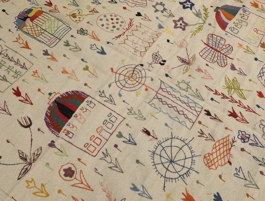 ORIENTMATTA. Kelim med handbroderad dekor, bomullsfodral på baksidan, 237 x 181 cm. — Oriental Carpets & Textiles — Gomér & Andersson Linköping