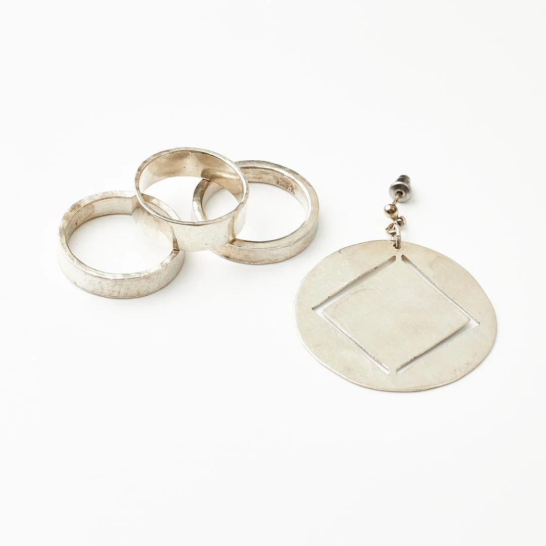 OLOF BARVE, ringar, 3 st., hamrad dekor, ÖRHÄNGE, sterlingsilver, Visby 1980/1990-tal. — Rings — Stockholms Auktionsverk Magasin 5