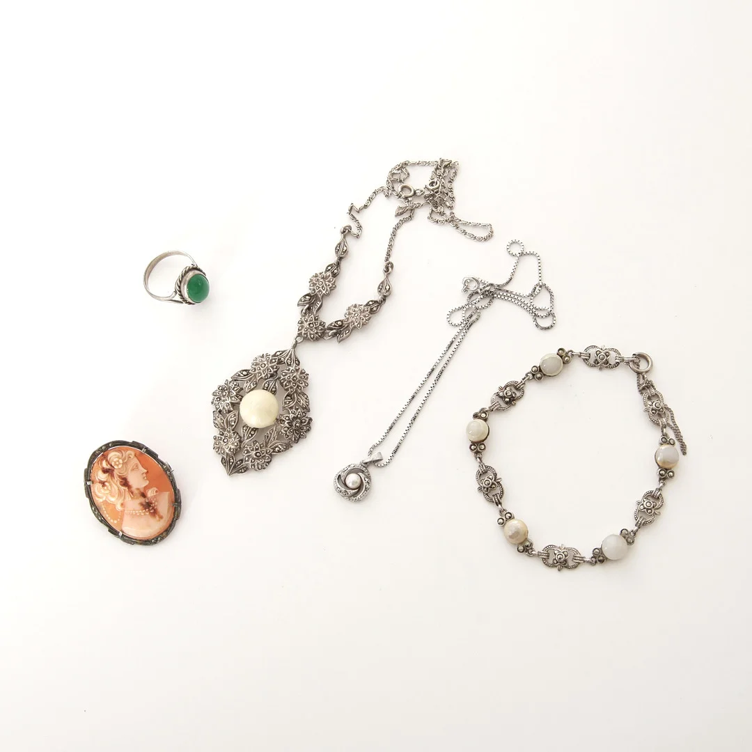 SILVERSMYCKEN, 6 delar, markasiter och pärlor. — Jewellery — Auktionsverket Engelholm
