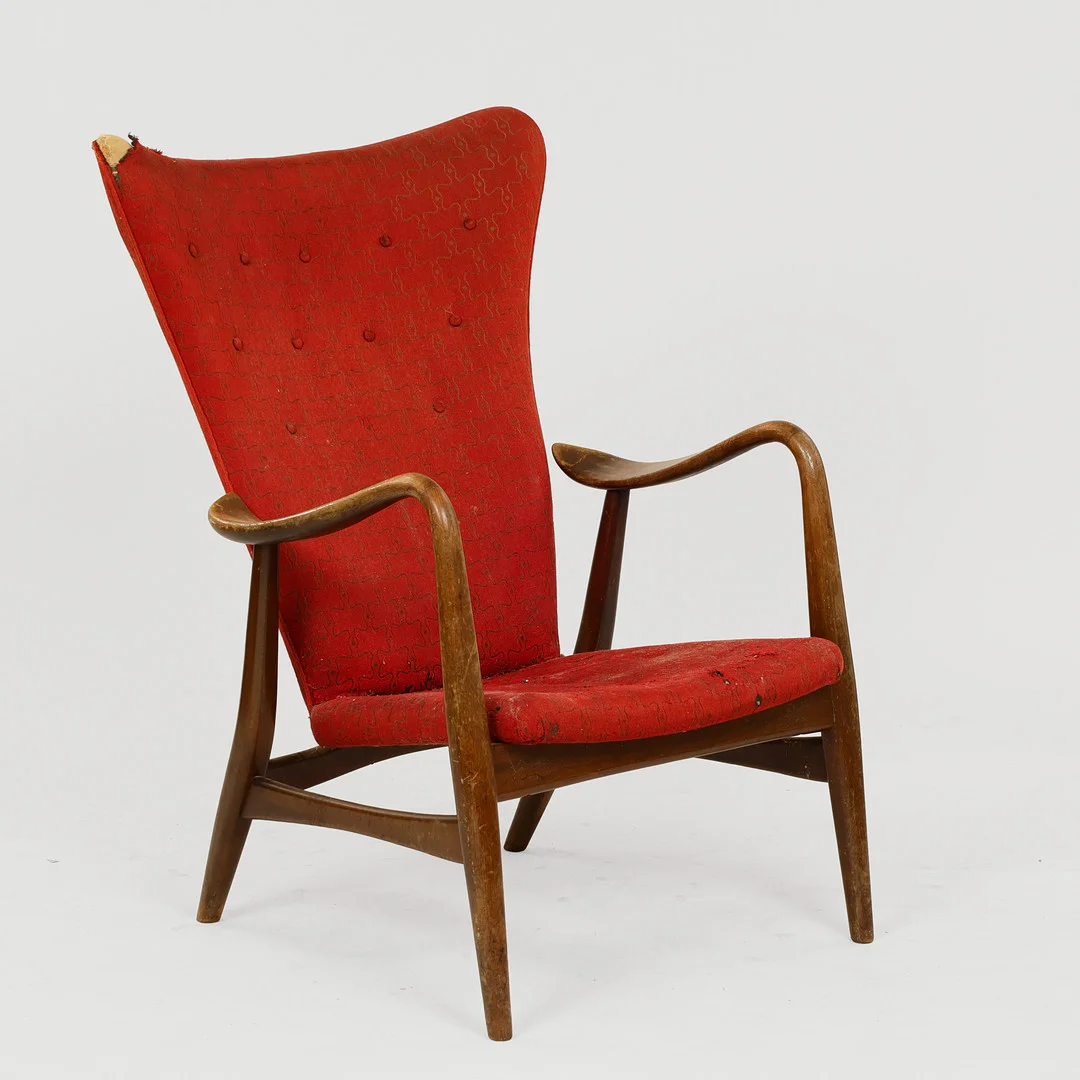 MADSEN & SCHUBELL. Lænestol af bejdset bøg, Danmark, 1900-tallets midte. — Armchairs & Chairs — Palsgaard Kunstauktioner