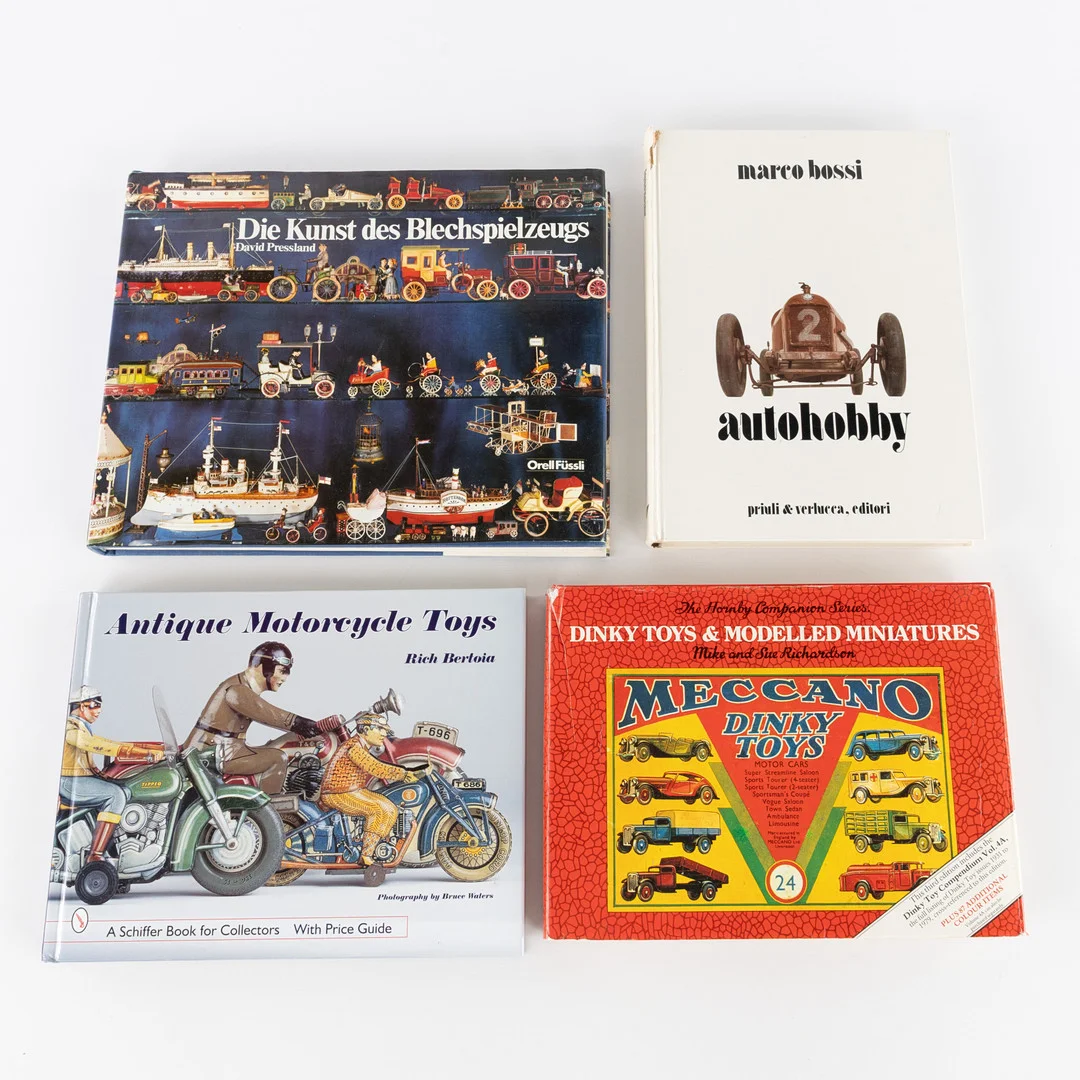 BÖCKER OM LEKSAKER. 4 st, bl. a. Antique Motorcycle Toys. — Books — Karljohan Auktioner