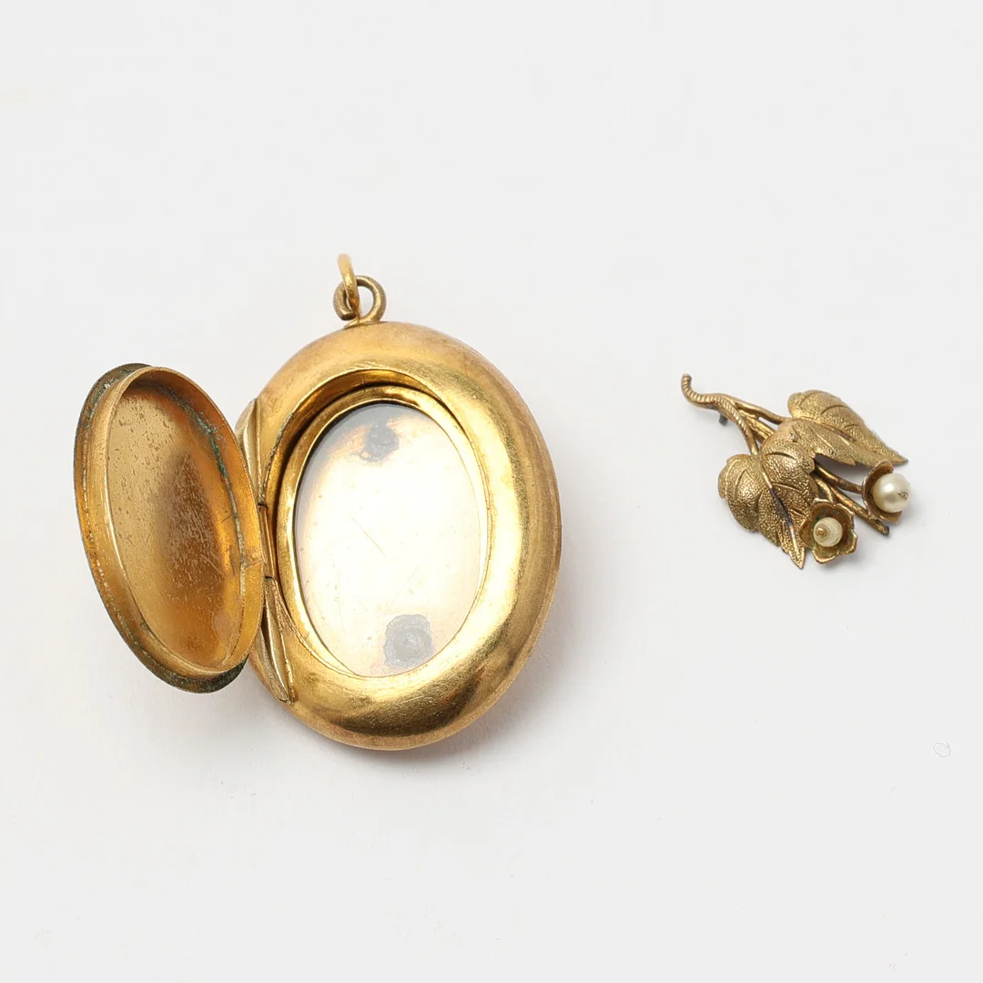 BERLOCK, med fotogömma, guld 14K, 18K och förgylld vitmetall. — Brooches & Pendants — Uppsala Auktionskammare