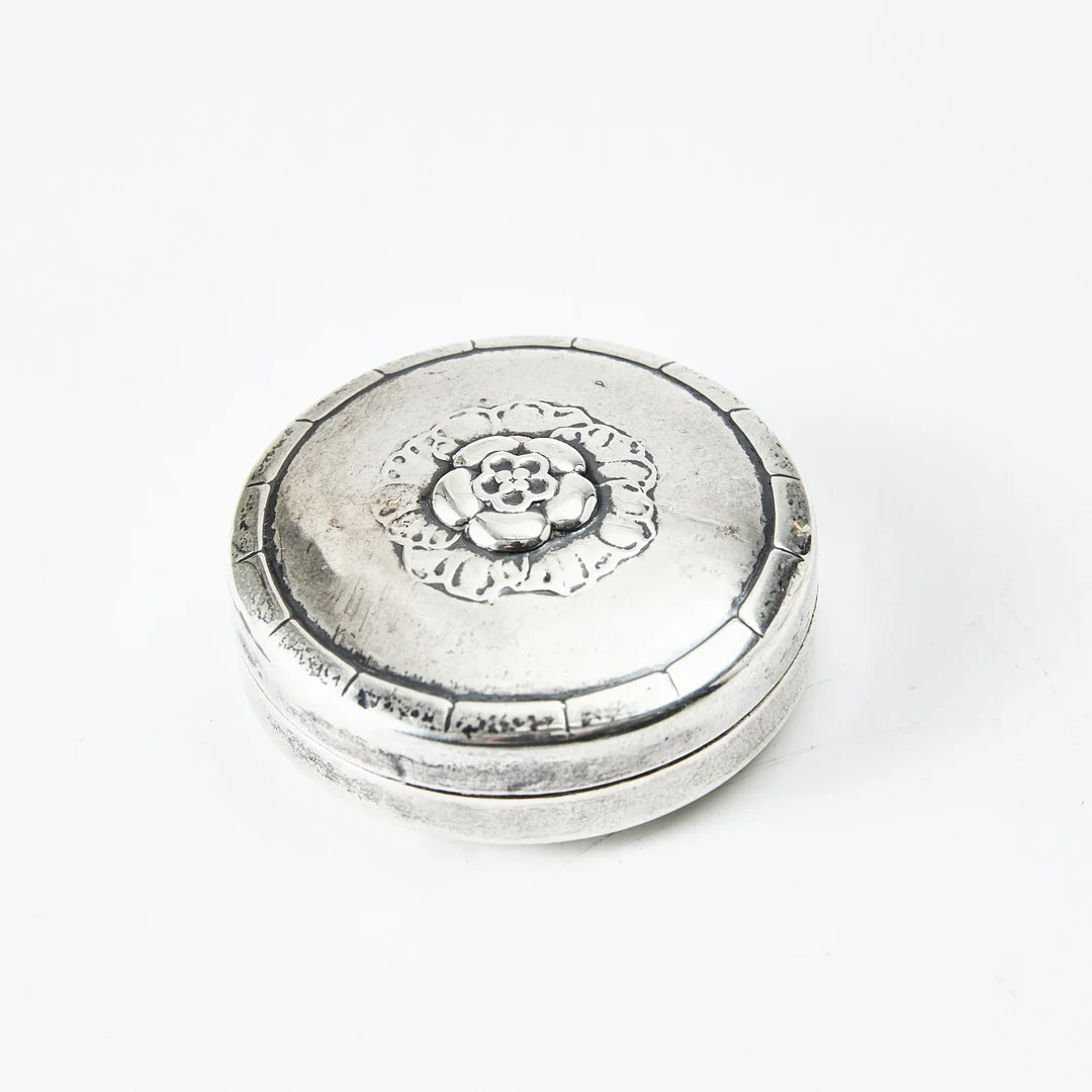 GEORG JENSEN. Pillerdosa, sterlingsilver, Köpenhamn 1923. — Silver — Stockholms Auktionsverk Magasin 5