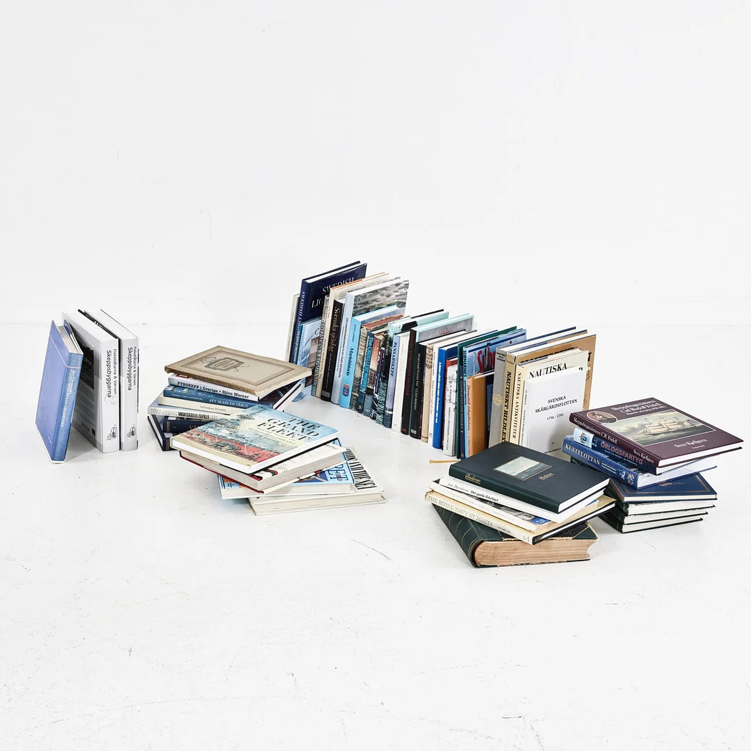 NAUTISK LITTERATUR, 25 delar, böcker och häften, bla om sjöslag, marinhistoria. — Books — Stockholms Auktionsverk Magasin 5