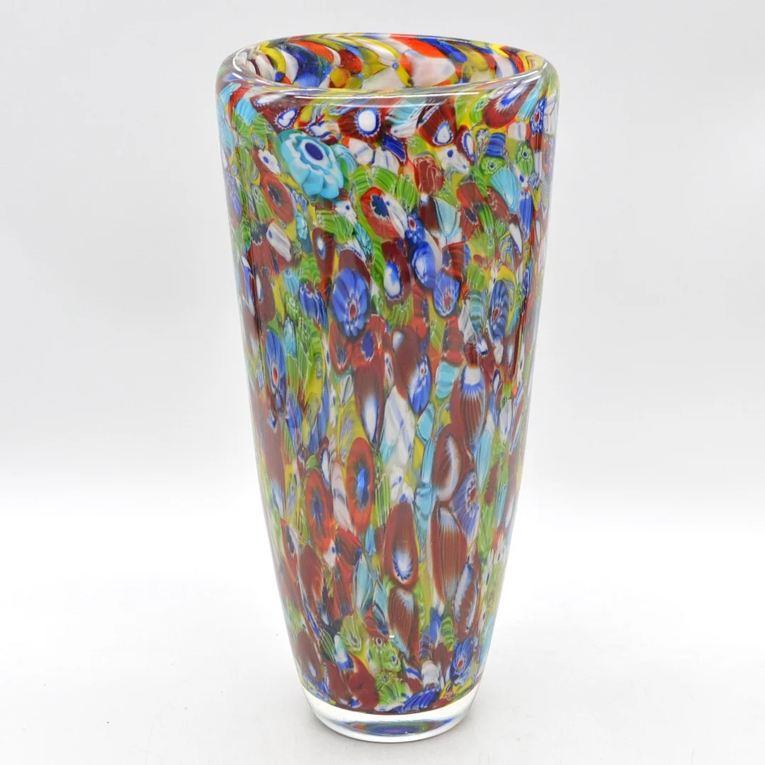 DINO MARTENS (1894–1970). MURANO DESIGNERVASE, STUDIOGLAS, MILLEFIORI UND CONFETTI, ITALIEN, UM 1955, HÖHE CA. 27 CM. — Art glass — Kunst- und Auktionshaus Kleinhenz