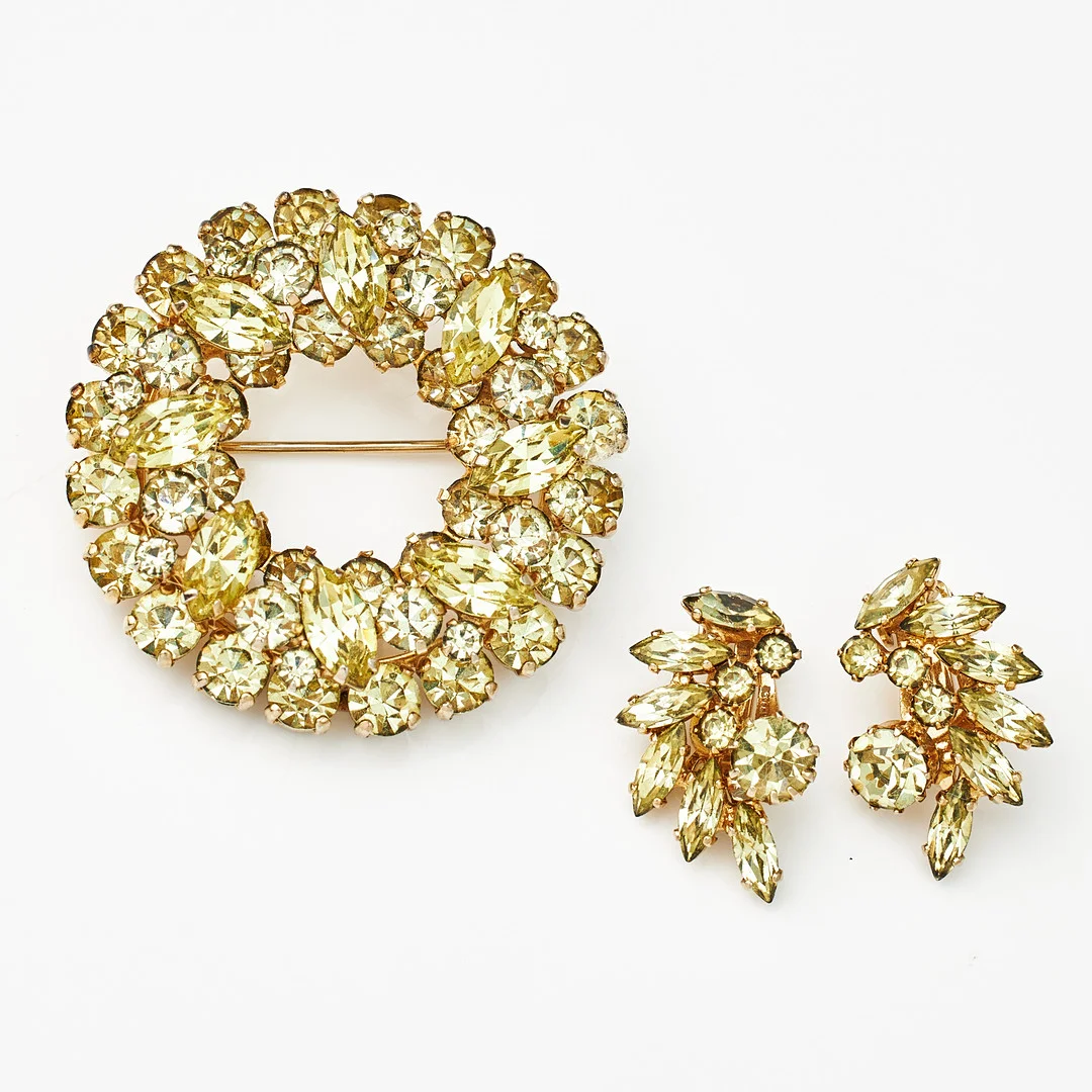 GUSTAVE SHERMAN, brosch, cirkelformad, clips, 1 par, skimrande fasetterade gula kristaller, 1950/1960-tal. — Vintage & Designer Fashion — Stockholms Auktionsverk Magasin 5