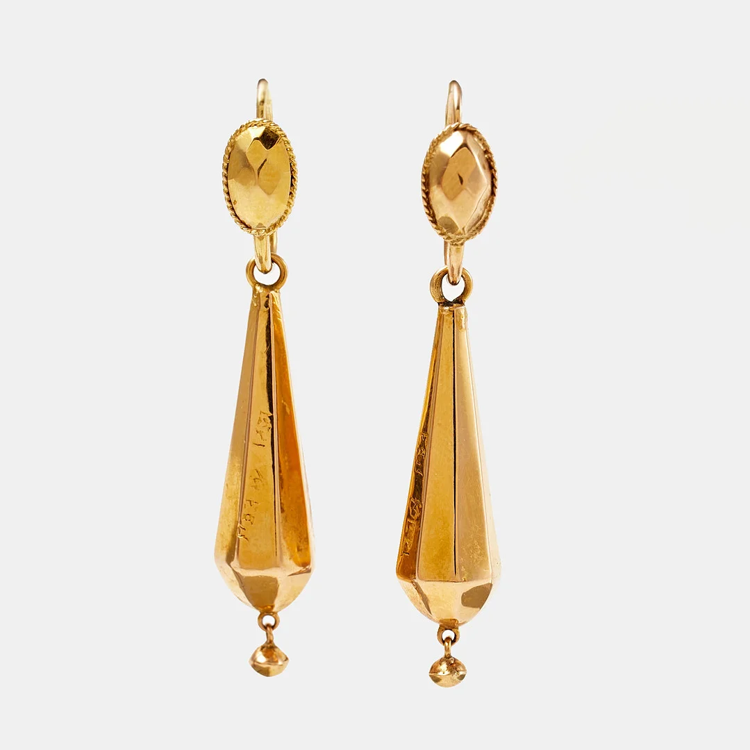 ÖRHÄNGEN, 1 par, 18 k guld, Peter Mothe, Halmstad, verksam 1811-1813, droppformade, behängda med kläppar. — Earrings — Stockholms Auktionsverk Sickla