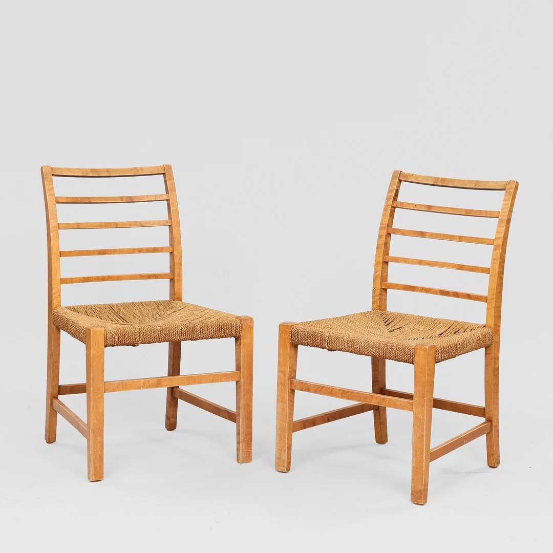 ATTRIBUTED TO VILHELM GROTH HANSEN. A pair of flamed birch chairs with seagrass seating, 1920s (2). — Armchairs & Chairs — Palsgaard Kunstauktioner