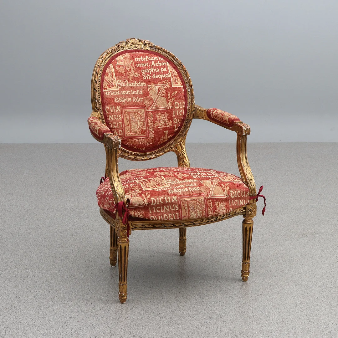 KARMSTOL. Skuret och bronserat trä. Gustaviansk stil, 1900-tal. — Furniture — Skånes Auktionsverk