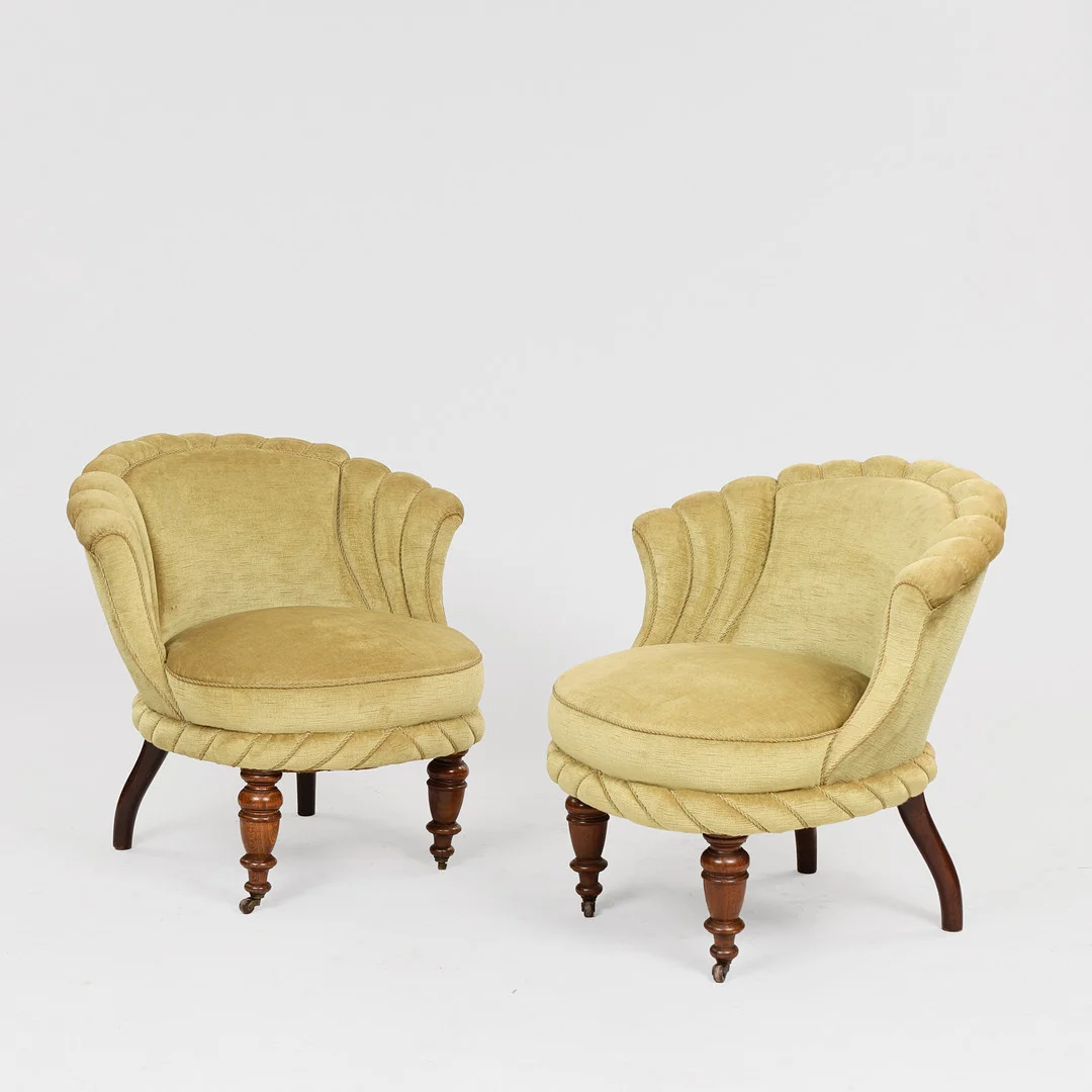 Par salonstole / lænestole betrukket med velour, 1900-tallets midte. (2). — Armchairs & Chairs — Palsgaard Kunstauktioner